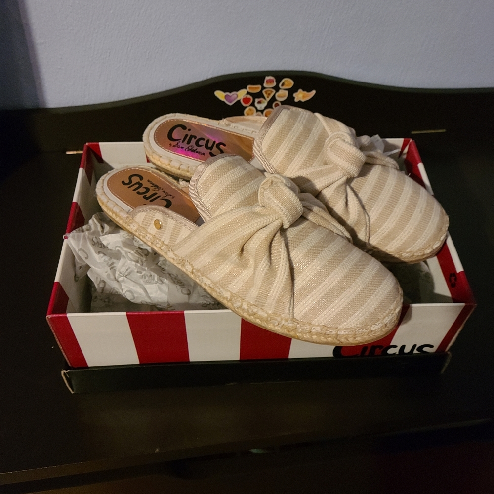 Footwear - Picture 3 of 4